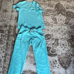 Figs Kade cargo and Catarina 1- pocket top with rainbow peace sign embroidery